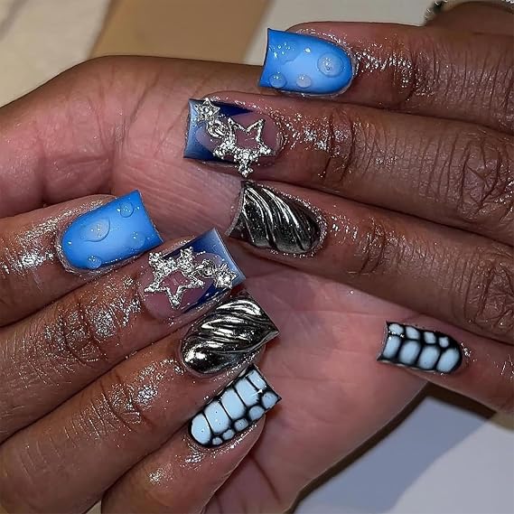 Press on Nails ショートレングス ブルースマッジ つけ爪 3Dストライプ シルバー スターリンクデザイン アクリルネイル チャーム付きネイルを押す 人工スティック ネイルフルカバー 再利用可能なアクリル接着剤 女性用