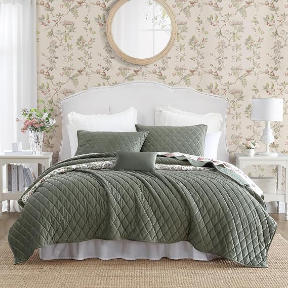 Laura Ashley - Kraliçe Yorgan Seti, Katı Kadife Ters Çevrilebilir Yatak, Tüm Mevsim Ev Dekoru Şemsiyeli ve Bonus Yastık Kılıfı (Elmas Dikiş Koyu Yeşil, Kraliçe)